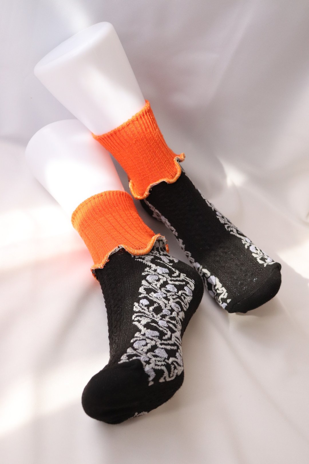 黑×橘 彩色荷叶边袜子 抢眼袜子 个性袜子 22.5〜25 女袜 socks - 袜子 - 其他材质 橘色