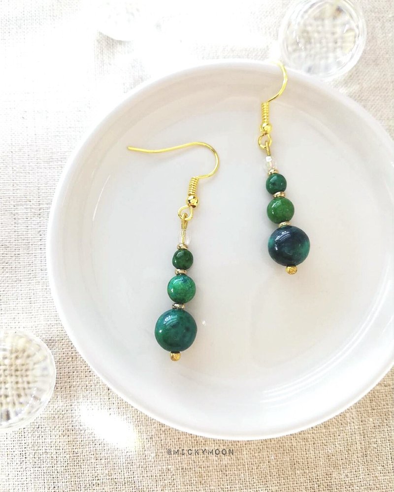 Handmade bead earring - 耳环/耳夹 - 塑料 绿色