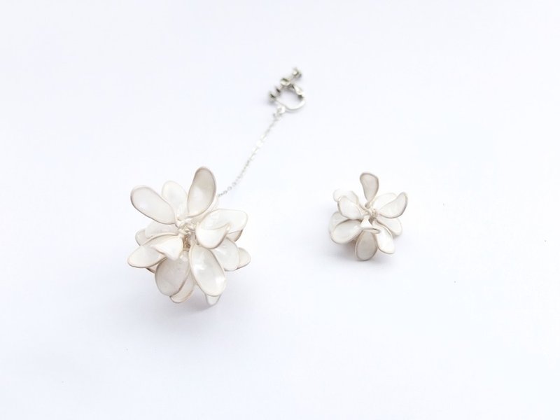 Little Witch | 垂坠不对称彼岸花(白) - 耳环/耳夹 - 其他材质 白色