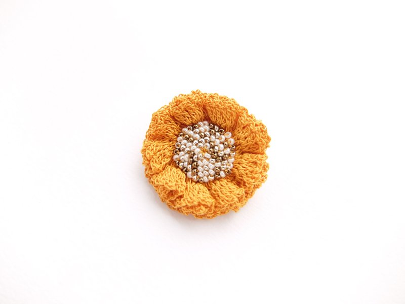 Flower brooch Mustard color - 胸针 - 棉．麻 黄色