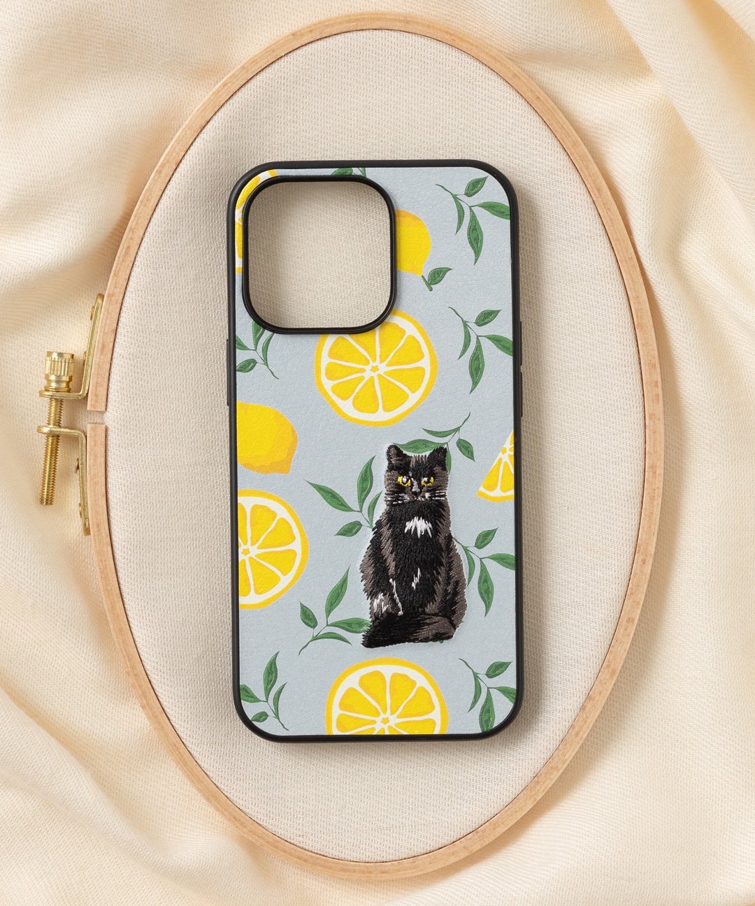 立體刺繡手機殼 iPhone 13 PRO PU合成皮革 猫咪x柠檬 - 手机壳/手机套 - 聚酯纤维 多色