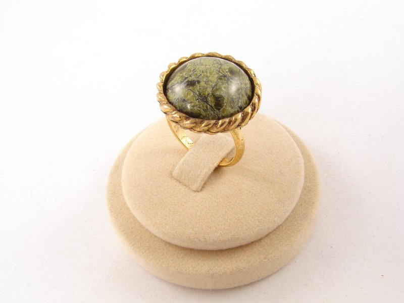 橄榄绿蛇纹石可调式戒指 圆形绿色大宝石 金饰戒指 - 戒指 - 半宝石 绿色