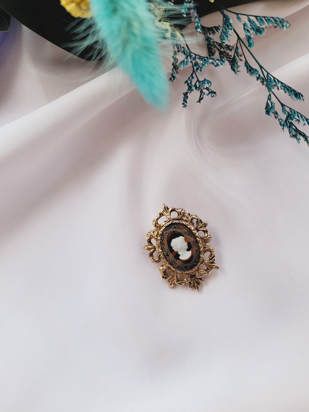 美国西洋古董饰品 / 人造琥珀 白色仕女cameo 维多利亚复古框Art  胸针/别针 复古首饰 - 胸针 - 其他金属 