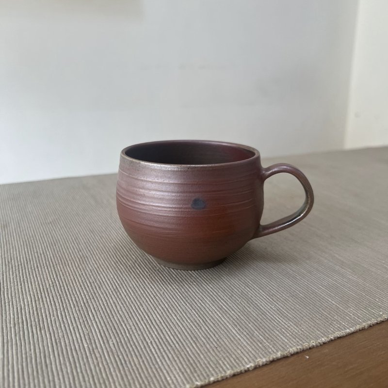 朱红 柴烧陶手工马克杯 肚脐 - 咖啡杯/马克杯 - 陶 红色