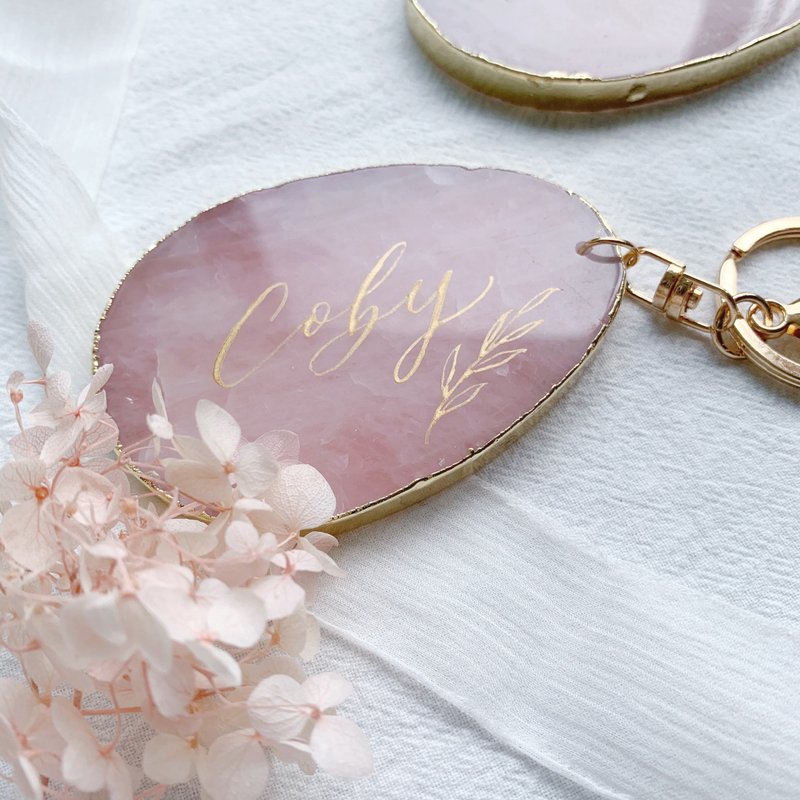 手写英文书法粉晶锁匙扣 - 钥匙链/钥匙包 - 宝石 粉红色
