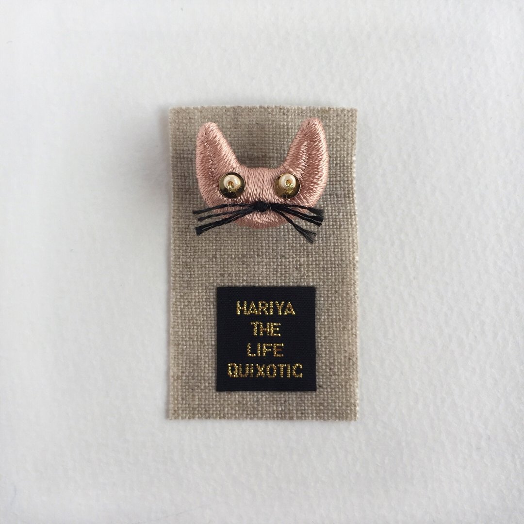 Spring colored cat silk embroidery brooch (pink) - 胸针 - 丝．绢 粉红色
