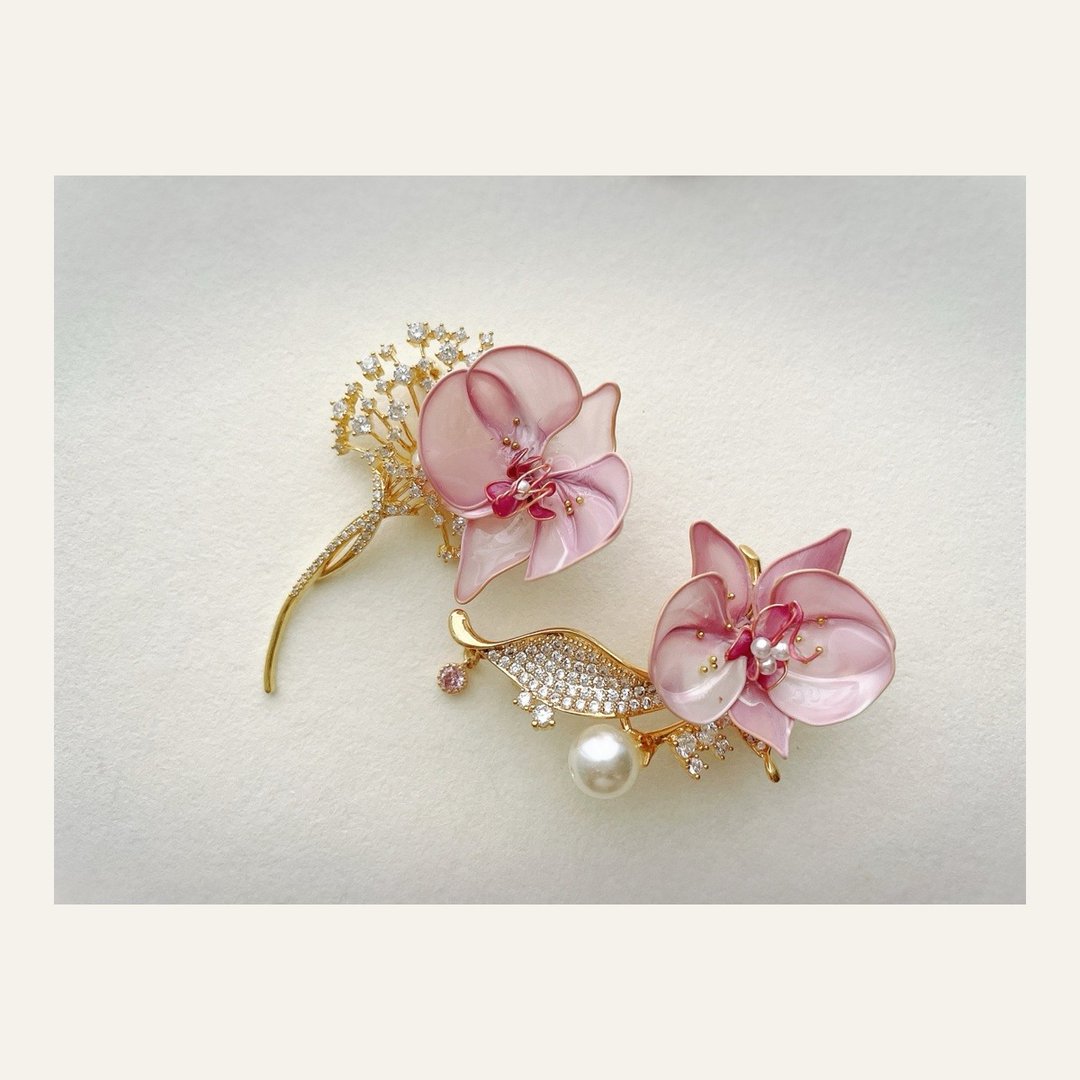 Luce Bloom 蝶兰花语水晶花珍珠胸针/吊饰二用设计款 - 吊饰 - 其他金属 金色