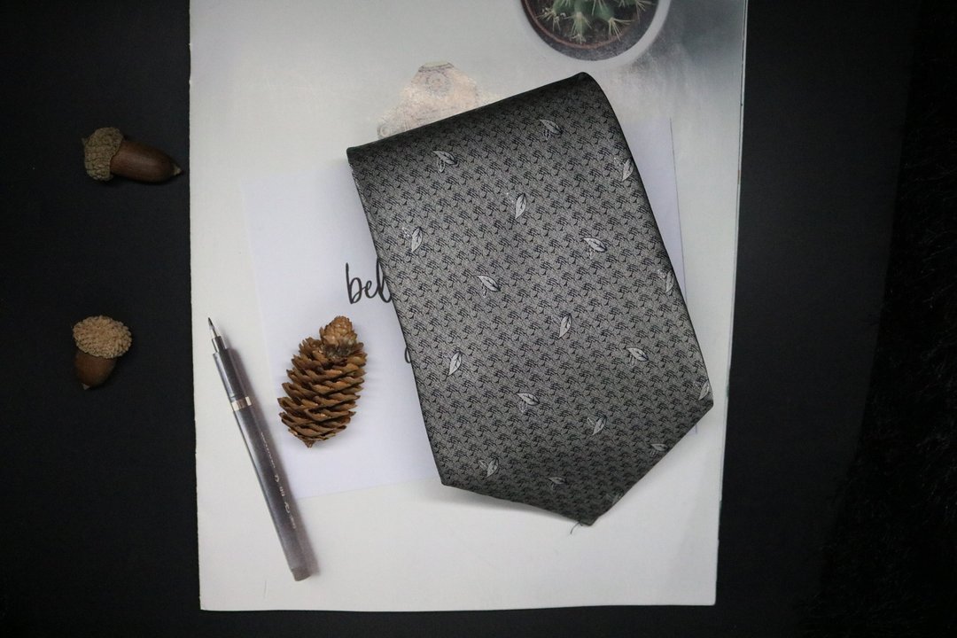 灰色葉子印花100%桑蠶絲領帶時尚型男necktie - 领带/领带夹 - 丝．绢 灰色