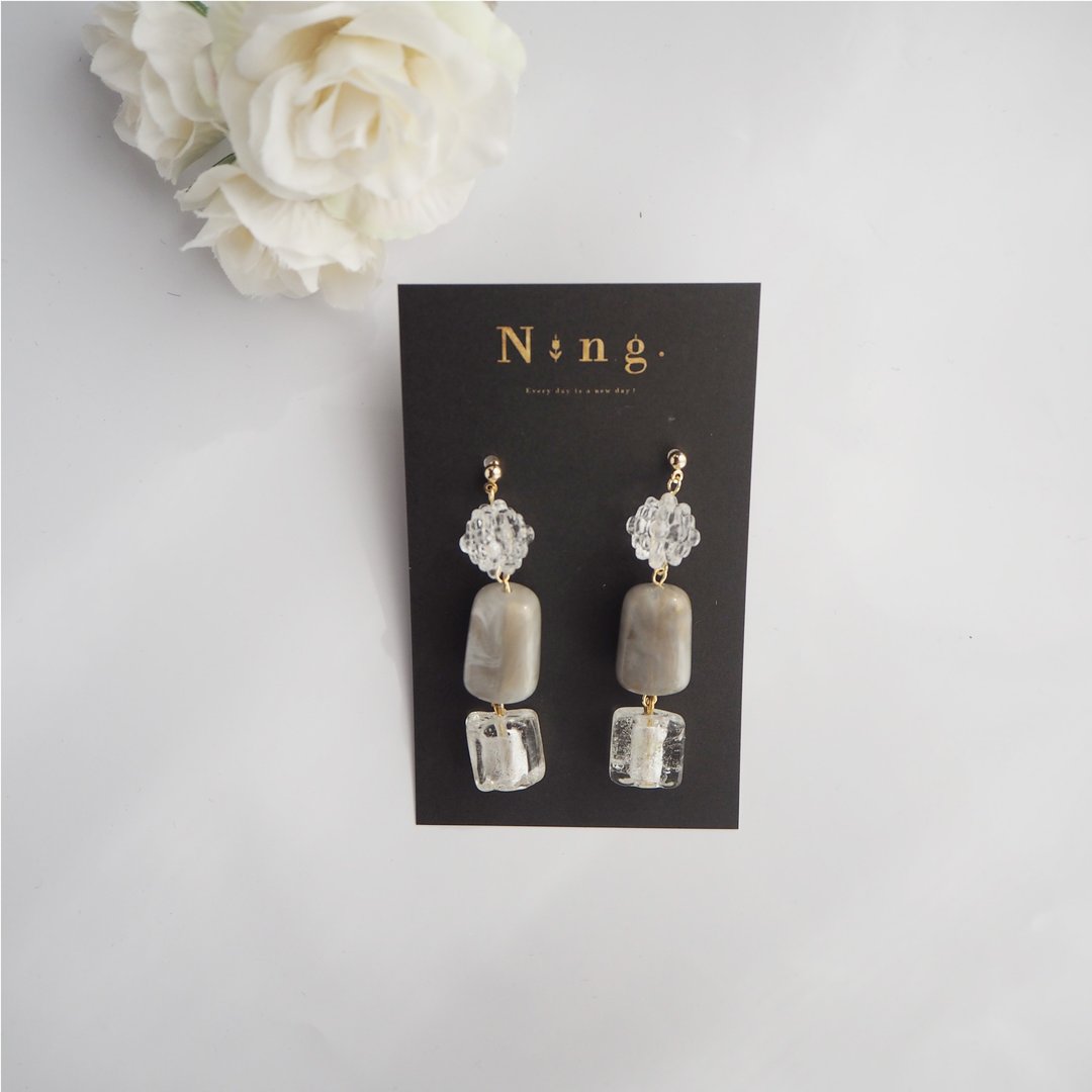 Acryl beads earrings　grey color - 耳环/耳夹 - 压克力 透明
