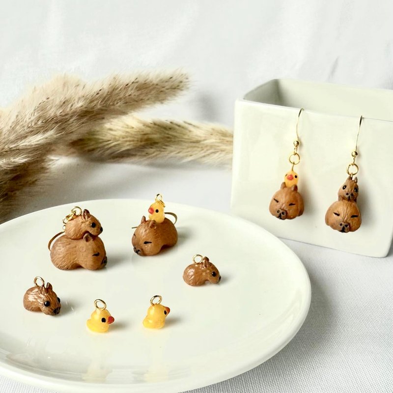 动物系列 | 手绘Q水豚叠叠乐 手作耳环 耳夹 单支 - 耳环/耳夹 - 树脂 咖啡色