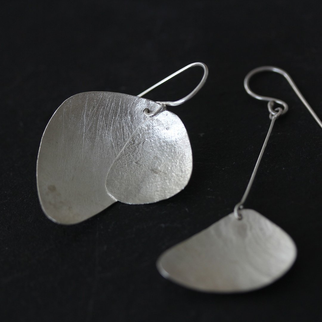 Rounded leaves asymmetrical earrings (E0180) - 耳环/耳夹 - 银 银色