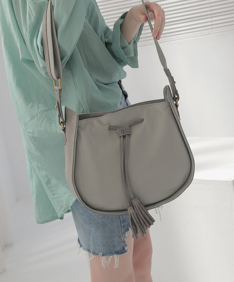 流苏缀饰  马鞍造型真皮肩背包 浅灰 - 侧背包/斜挎包 - 真皮 灰色