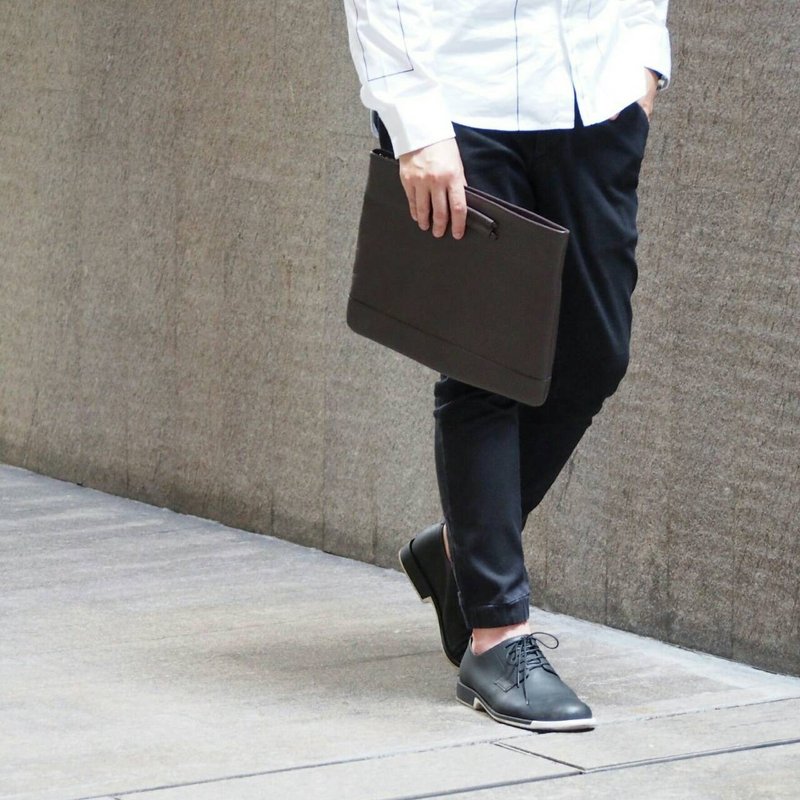 Kent Leather Clutch in Chestnut Color - 手提包/手提袋 - 真皮 咖啡色