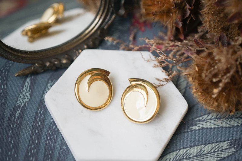 【老饰品/西洋老件】VINTAGE MONET圆形缎带古着针式耳环 - 耳环/耳夹 - 其他金属 金色