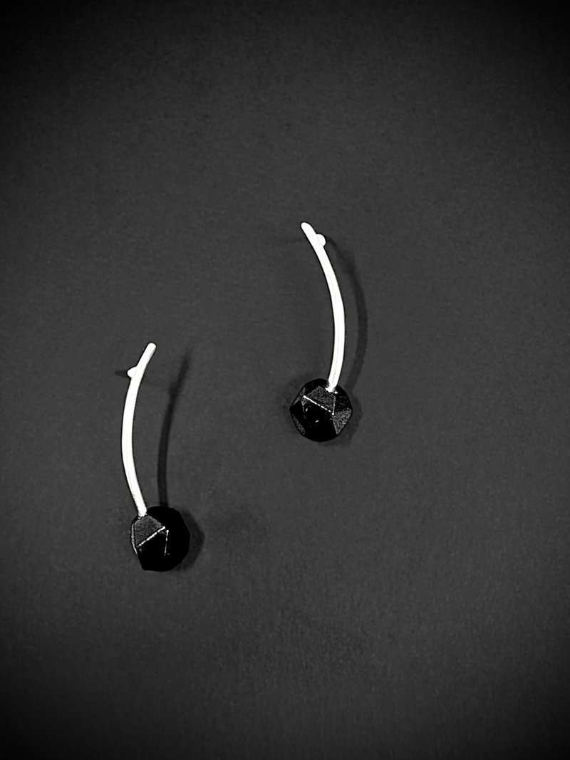 C&W 简约几何弯管造型多角切面黑玛瑙气质耳环 - 耳环/耳夹 - 玉石 银色