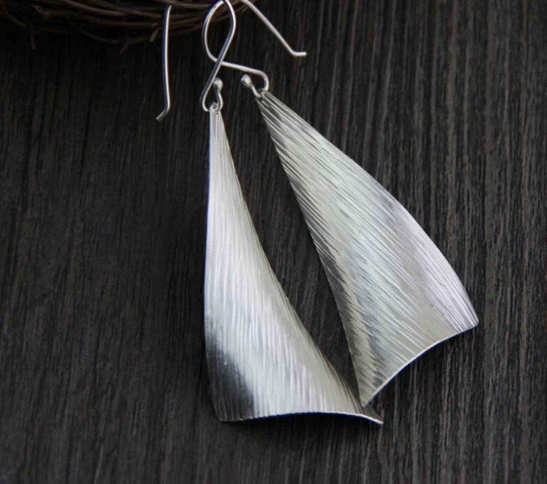 Real 925 Sterling Silver Handmade Personalized Designer Curved Triangle Earrings - 耳环/耳夹 - 纯银 银色