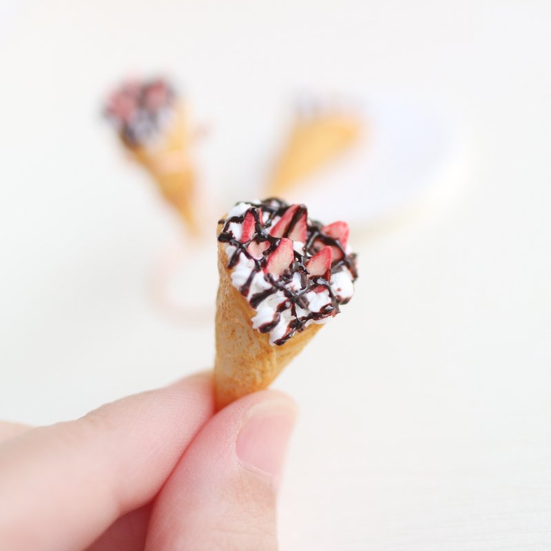 草莓巧克力酱可丽饼 A 耳环 单支 甜点饰品 袖珍 仿真食物 - 耳环/耳夹 - 粘土 橘色