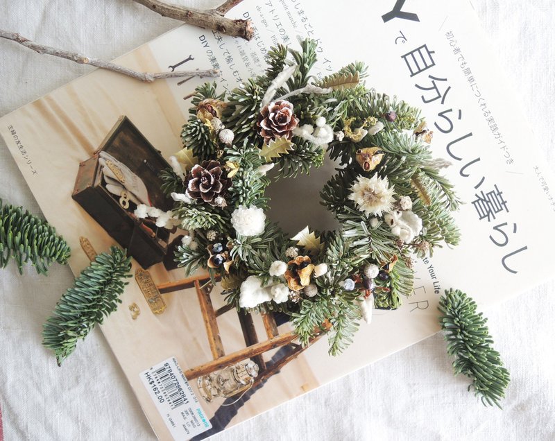 微甜·圈 手作 限量 耶诞限定 Xmas 刷白 雪祭 诺贝松 白蜡菊 射干 小银果 松果 银叶菊 耶诞花圈 烛台花圈 甜甜圈 胖胖圈 干燥花 小花圈 甜塔 交换礼物 <预购> - 摆饰 - 其他材质 绿色