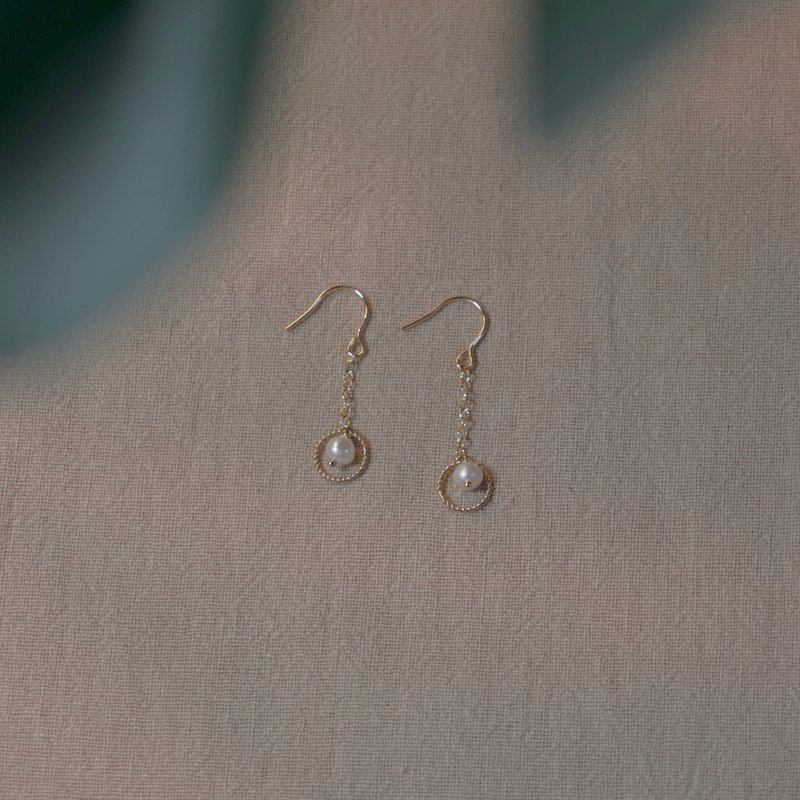 限定优惠 ll 随着步伐旋转 ll 淡水珍珠 14kgf包金耳环 ER-00074 - 耳环/耳夹 - 珍珠 金色