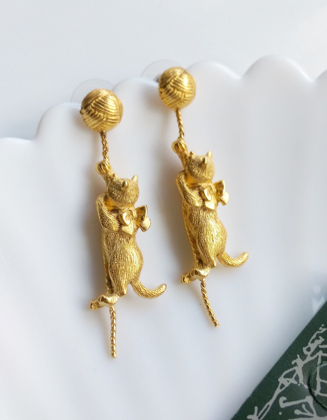 西洋古董饰品。JJ  立体 猫咪抓毛线 针式耳环 - 耳环/耳夹 - 其他金属 金色