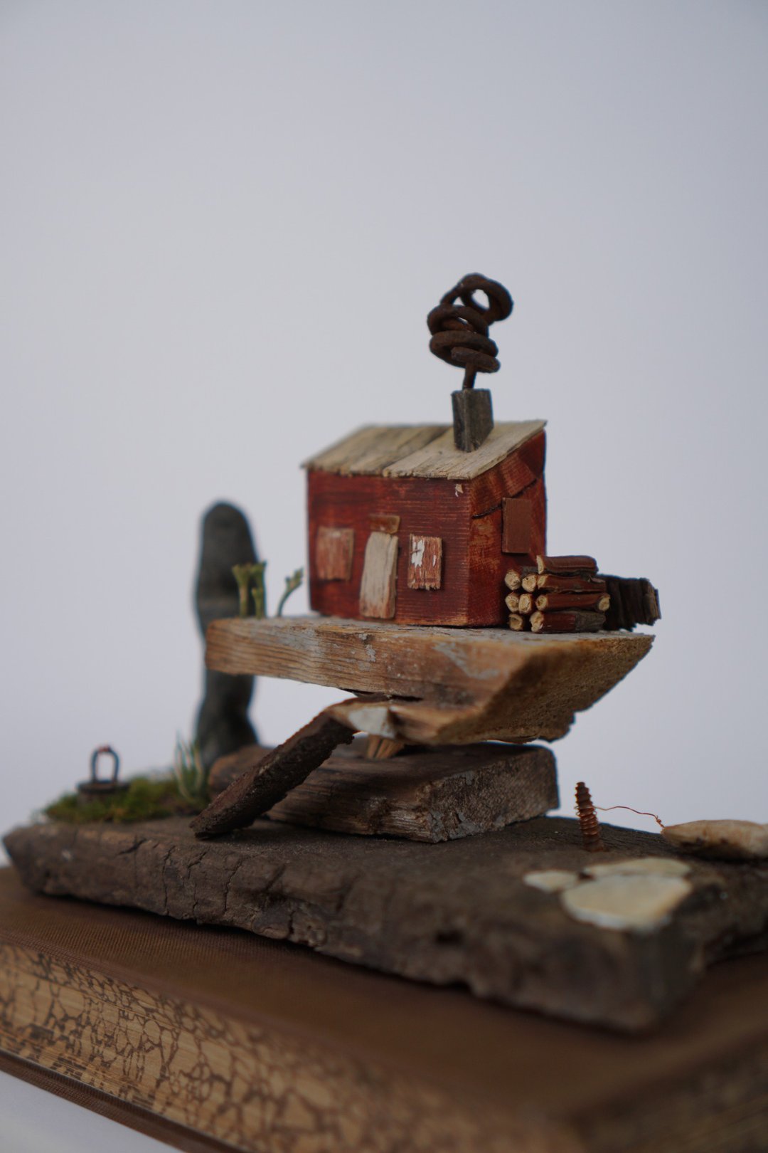 Driftwood interior house_Forester's house - 摆饰 - 木头 红色