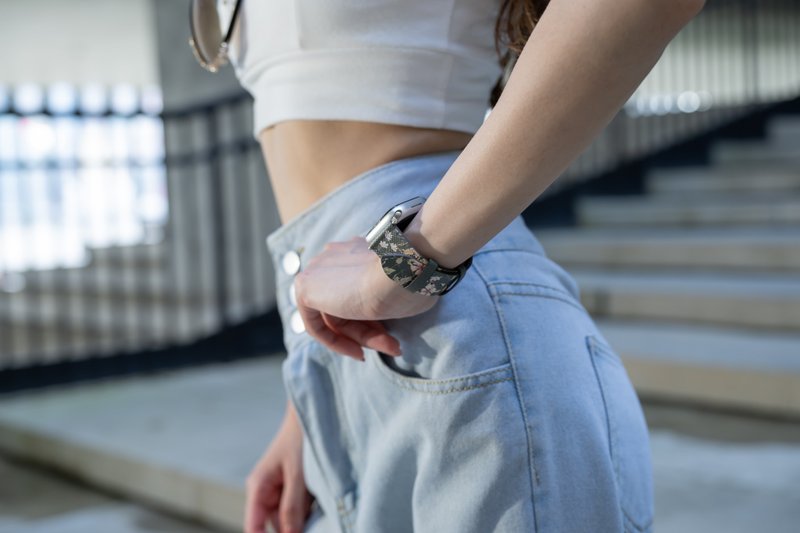 小白花图案绿色苹果表带 Apple Watch 4/5/6/7/8/9/10/SE/Ultra - 表带 - 真皮 绿色