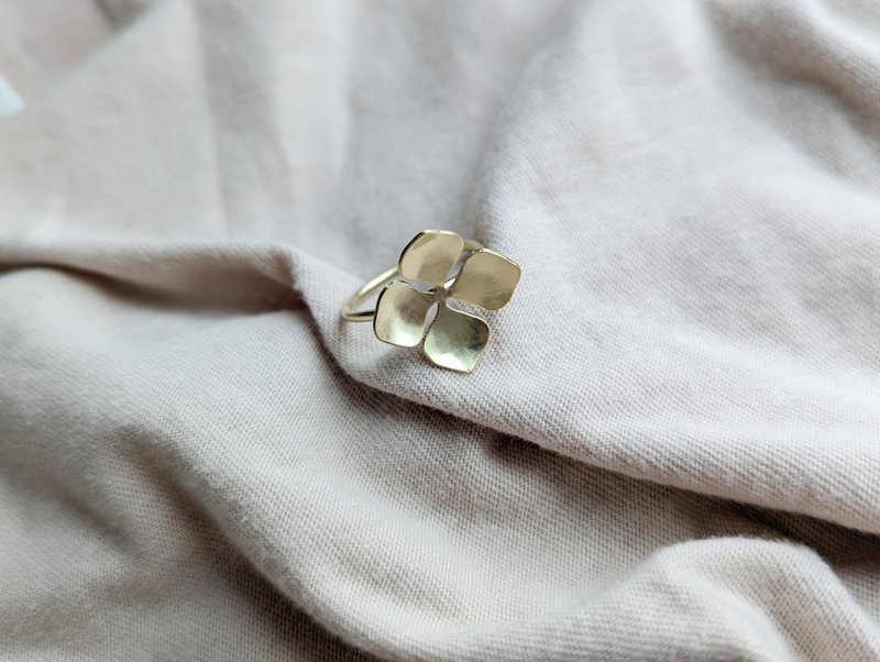 四瓣花黄铜戒指 - 戒指 - 铜/黄铜 金色