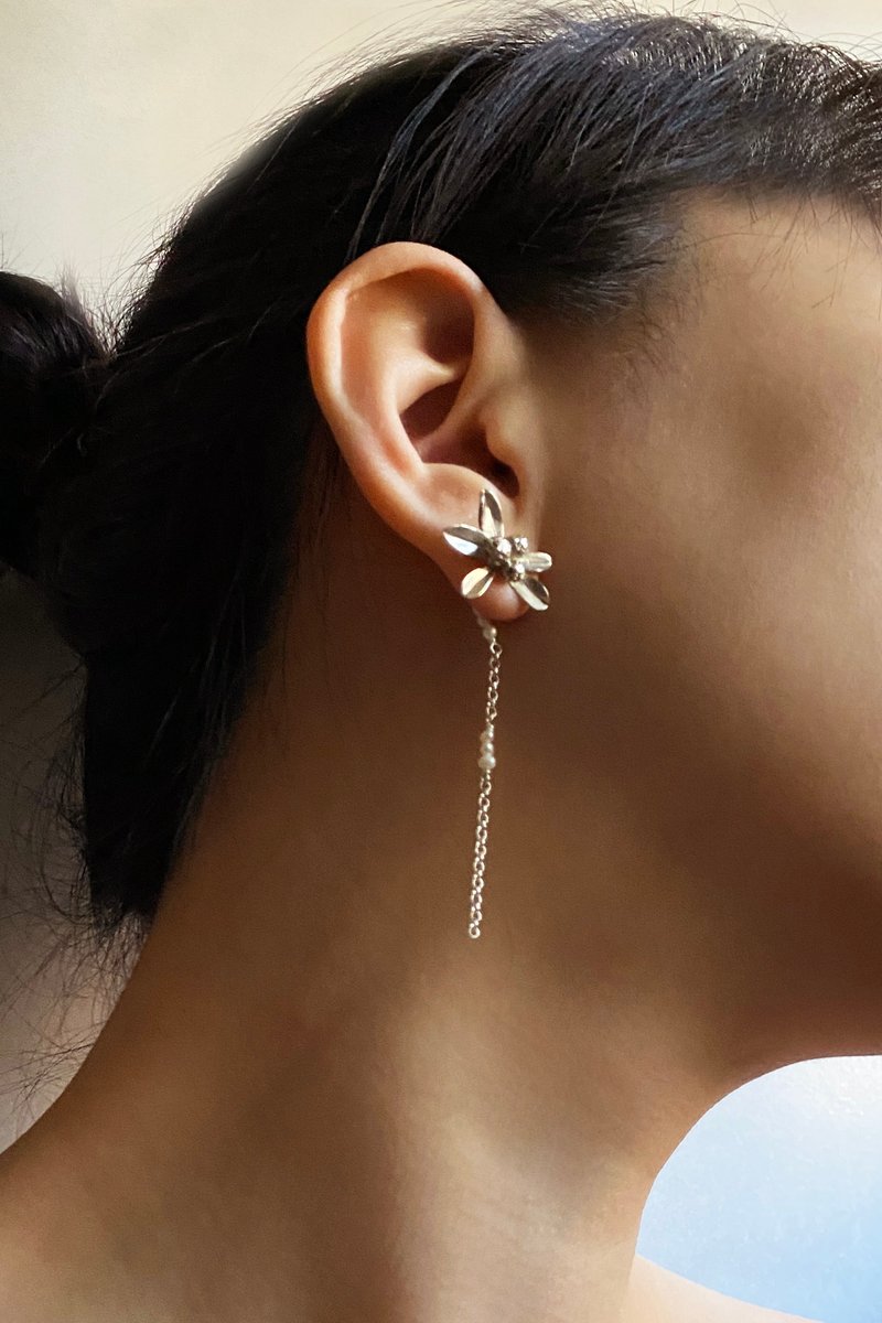 浮花细链珍珠耳环 - 925纯银耳环 - 耳环/耳夹 - 其他金属 银色