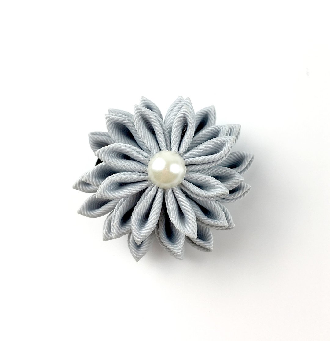 Kaika Ato / 八重菊-气质灰 / 日式和风布花 / つまみ细工 花簪 - 发饰 - 其他材质 灰色