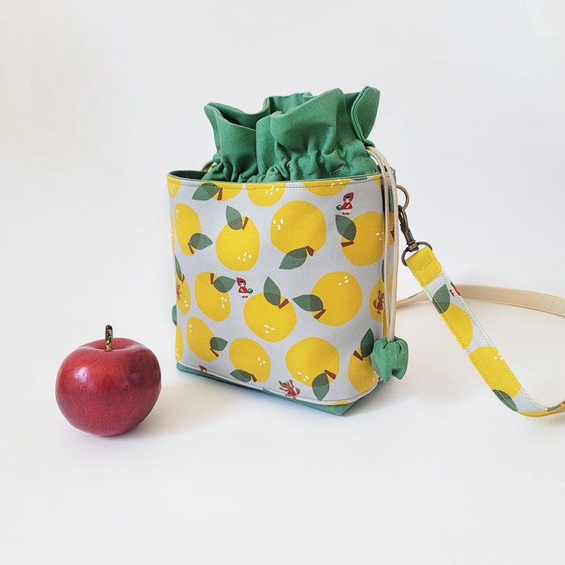 糖果束口包 防泼水水桶包 侧背包-梨想成真 黄 小红帽大野狼 - 侧背包/斜挎包 - 防水材质 黄色