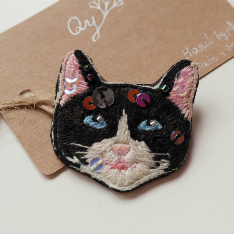 Qy's cats  黑白色猫 手工刺绣胸针 别针 礼物 - 胸针 - 绣线 黑色