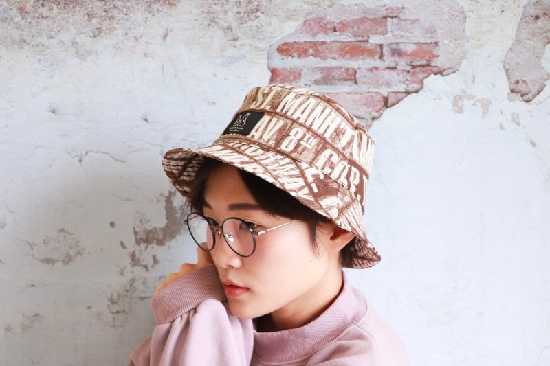 浅咖啡英文字母印花渔夫帽 - 帽子 - 棉．麻 咖啡色