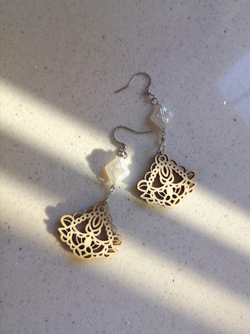 复古木蕾丝花耳环 - 耳夹 木制 防敏 不锈钢 优雅 - 耳环/耳夹 - 木头 卡其色