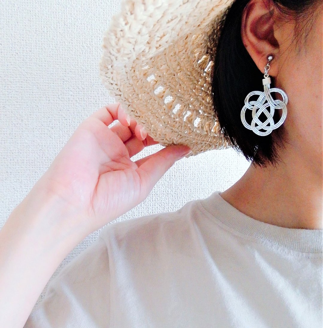 Water tie earrings Color: White - 耳环/耳夹 - 丝．绢 白色