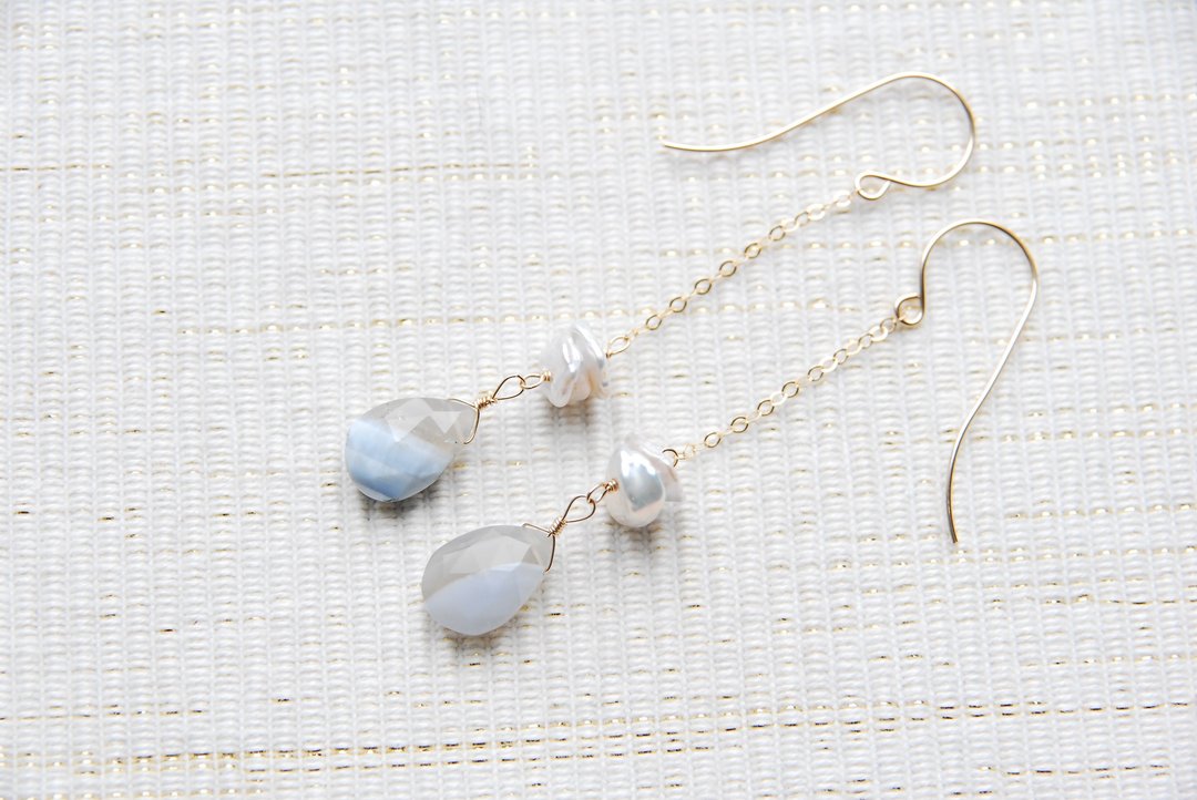 Striped opal and poppy earrings White 14kgf - 耳环/耳夹 - 半宝石 蓝色