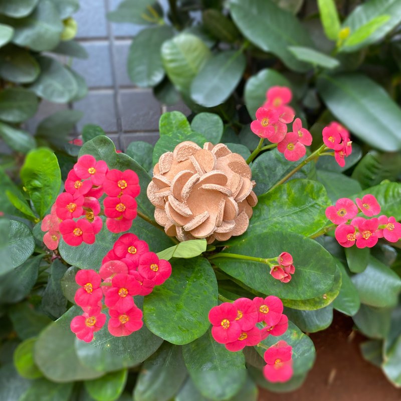 超厚实植鞣牛皮绣花球球钥匙圈 -原色厚松饼 婚礼小物 挂饰 吊饰 - 钥匙链/钥匙包 - 真皮 卡其色