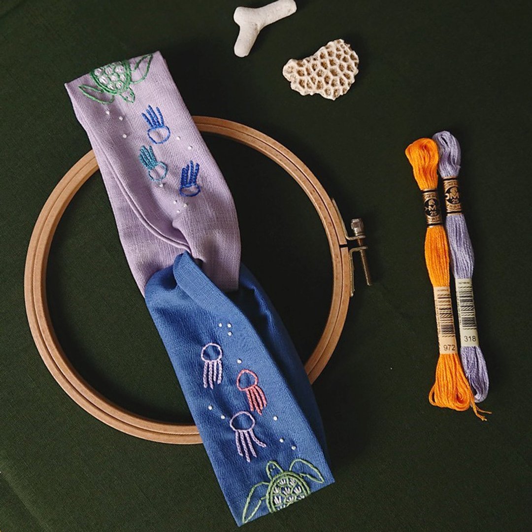 来自海的灵感系列-海龟追水母双色扭结手工刺绣发带 - 发带/发箍 - 绣线 多色
