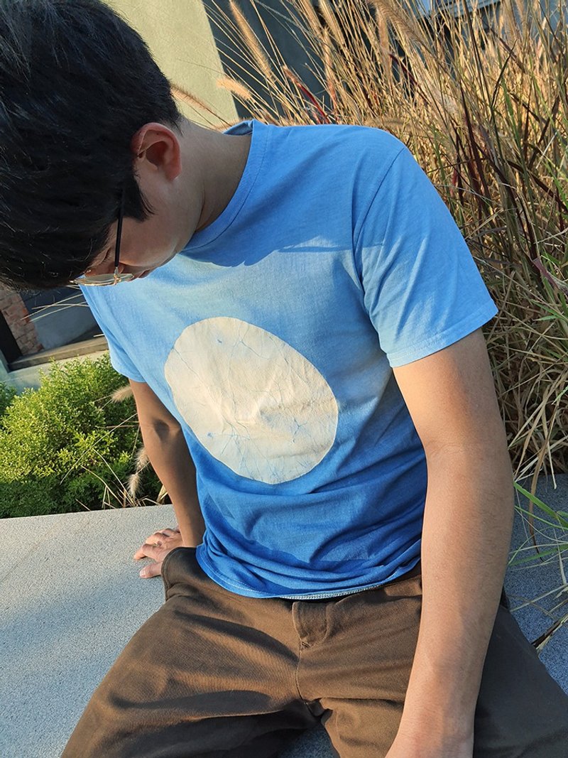 手工蓝染  满月 中性LT恤 - 男装上衣/T 恤 - 棉．麻 蓝色