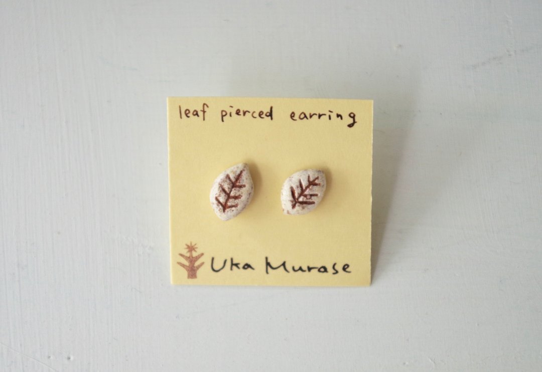 leaf pierced earring - 耳环/耳夹 - 陶 白色