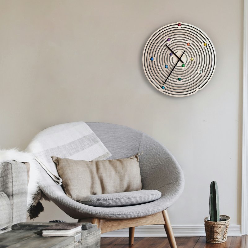 Abacus - 由激光切割几何零件组成的手工木制挂钟 - 时钟/闹钟 - 木头 多色