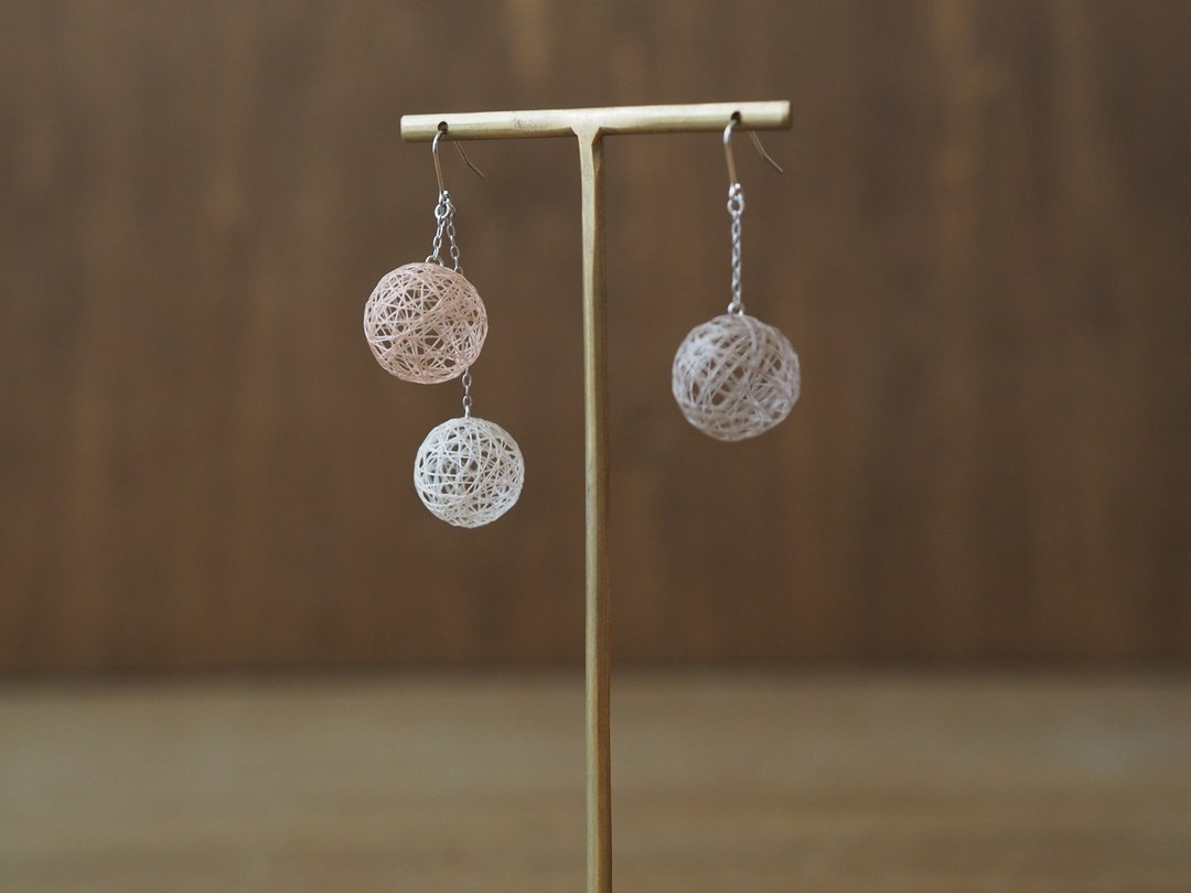 Hirari Thread Ball・Autumn Peach and Gray Asymmetric Clip-On・Autumn Only - 耳环/耳夹 - 丝．绢 灰色