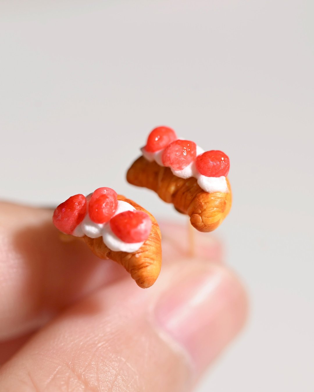 士多啤梨牛角包。可颂.耳环。手工耳环。| 微缩耳环 .bearbread. - 耳环/耳夹 - 树脂 