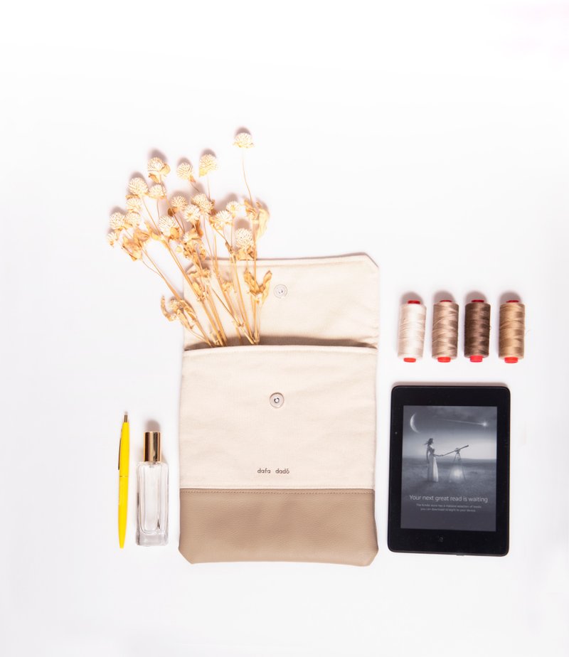 香港制造/设计师原创/电子书套/电子书收纳袋/电子阅读器保护 - 手拿包 - 棉．麻 卡其色