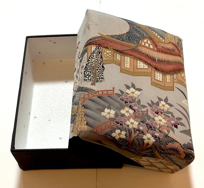 TAKARABAKO——用日本和服布料覆盖的储物盒。日本制造。体验日本 - 收纳用品 - 丝．绢 黑色