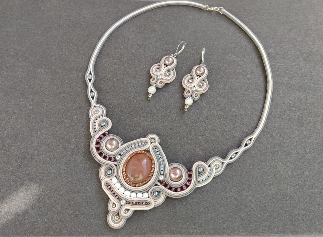 新娘饰品套组 婚礼项链 玫瑰石英项链与耳环 饰品套组 Soutache 刺绣 - 项链 - 其他材质 白色