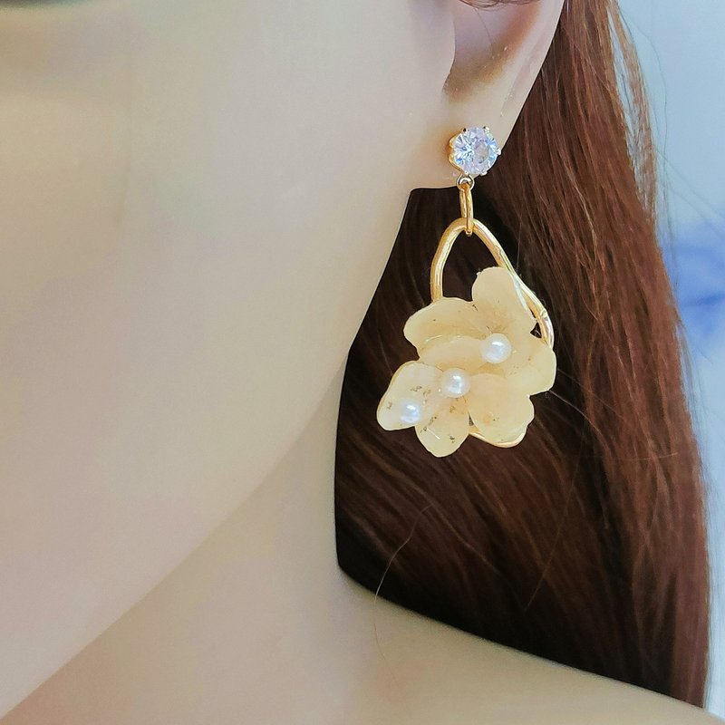 米色淡雅浪漫不凋花绣球花耳环14KGF包银耳针 可改耳夹 - 耳环/耳夹 - 植物．花 白色