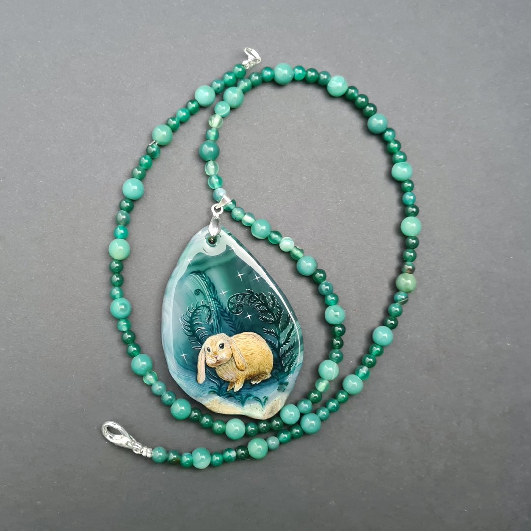 Necklace with rabbit or hare in ferns Oil painting on Agate stone - 项链 - 石头 绿色