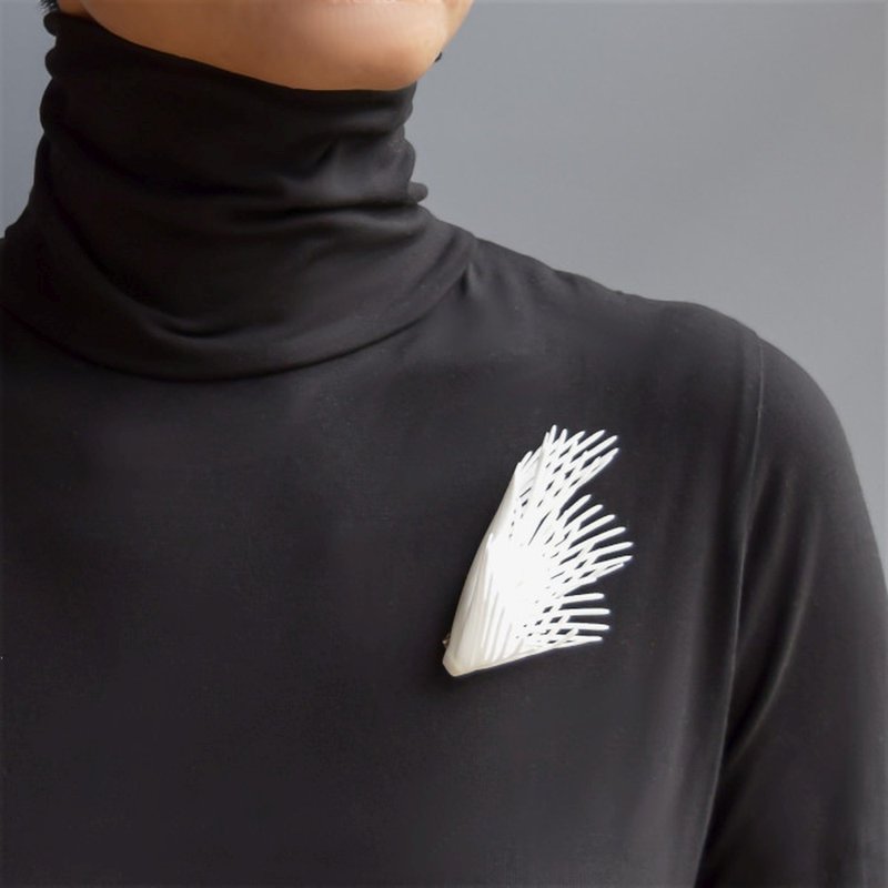 flare brooch white - 胸针 - 塑料 白色