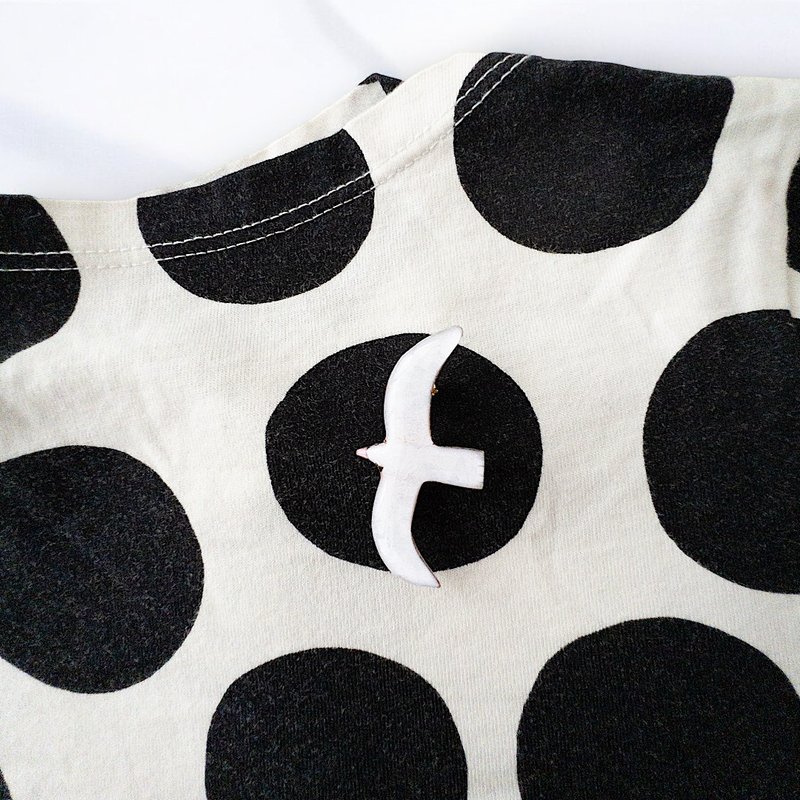 翱翔天际的鸟儿胸针 - 胸针 - 树脂 多色