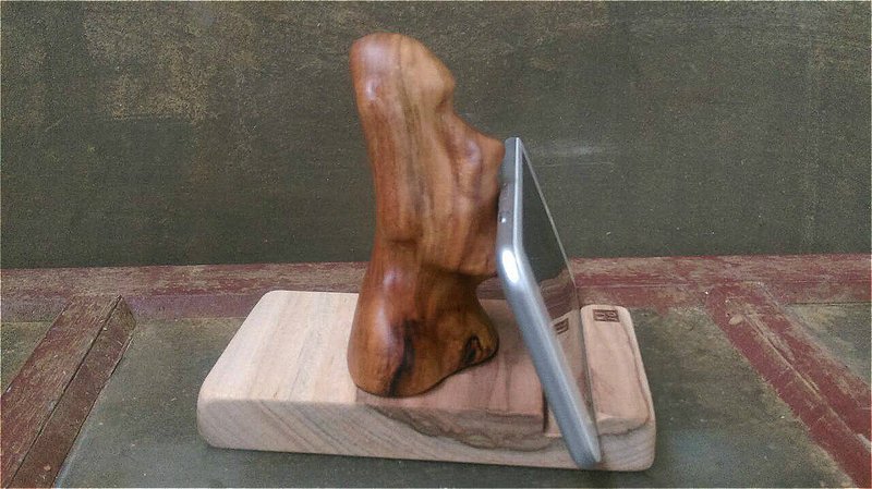 原木木作  摩艾手机座 - 樟木 (天然生漆款) - 手机座/防尘塞 - 木头 咖啡色